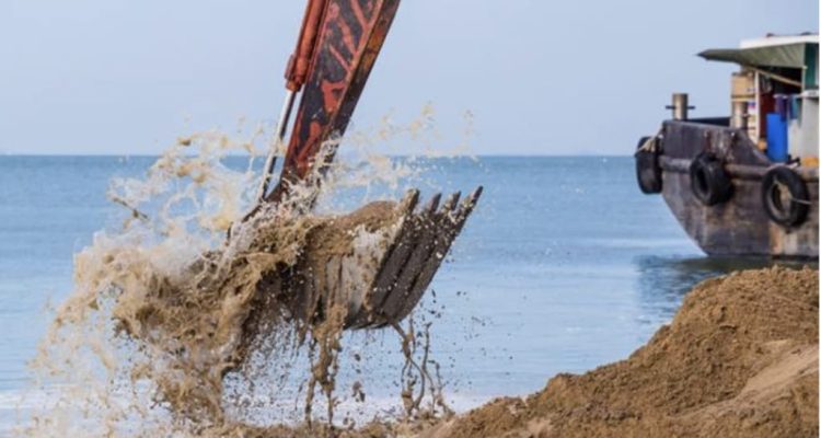 Ekspor Pasir Laut Merusak Ekosistem dan Mengubah Batas Wilayah Negara
