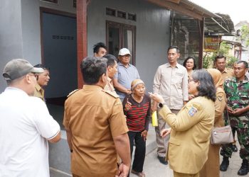 Pj Wali Kota Kediri Tinjau Penerima Manfaat Program Rumah Tidak Layak Huni