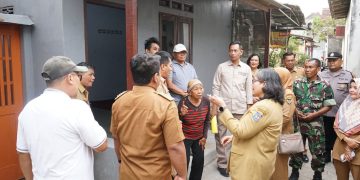 Pj Wali Kota Kediri Tinjau Penerima Manfaat Program Rumah Tidak Layak Huni