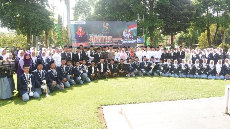 Pj Wali Kota Kediri Jadi Inspektur Upacara Hari Santri 2024