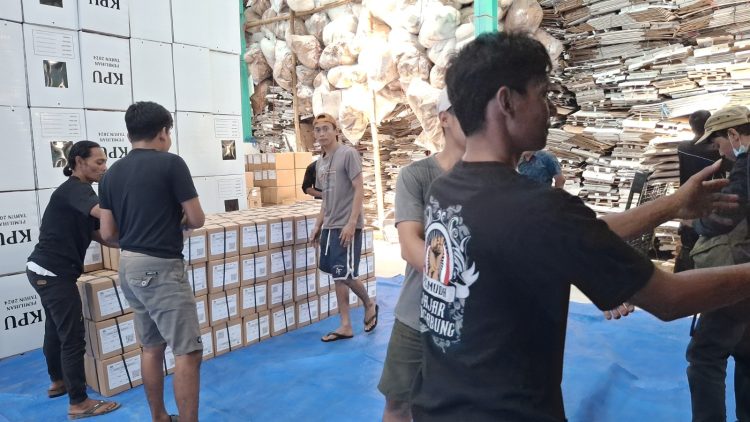 KPU Kabupaten Kediri Terima Surat Suara Pemilihan Bupati dan Wakil Bupati