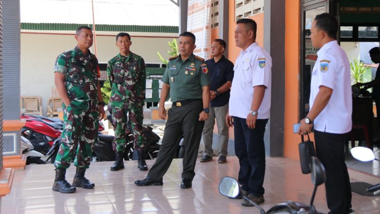 Dansatgas TMMD 122 Kodim 0809/Kediri Sambut dan Dampingi Danrem 082/CPYJ Tinjau Kesiapan Penutupan