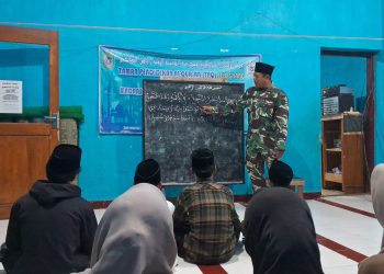 Pengabdian Untuk Rakyat, Personil Satgas TMMD 122 Jadi Guru Ngaji di Madrasah Diniyah. Foto : Dok. Kodim 0809/Kediri