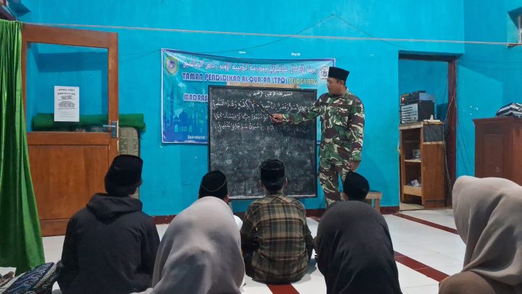 Pengabdian Untuk Rakyat, Personil Satgas TMMD 122 Jadi Guru Ngaji di Madrasah Diniyah