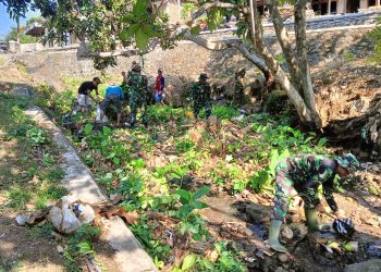 TMMD ke 122 Segera Berakhir, Anggota Satgas bersama Warga Kerja Bakti. Foto : Dok. Kodim 0809/Kediri