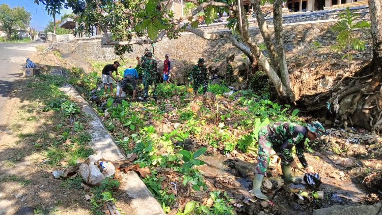 TMMD ke 122 Segera Berakhir, Anggota Satgas bersama Warga Kerja Bakti