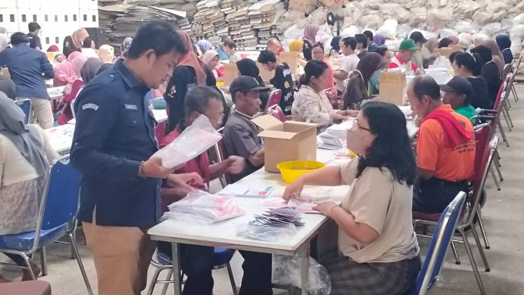 Lipat Sortir Surat Suara, KPU Kota Kediri Libatkan 76 Orang, 10 Orang Diantaranya Difabel