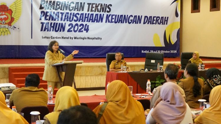 Pj Wali Kota Kediri Buka Bimtek Penatausahaan Keuangan Tahun Anggaran 2024