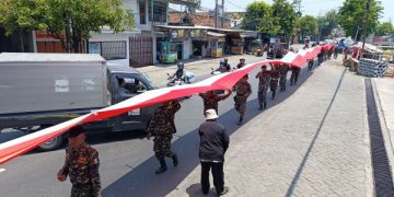 Ratusan Banser NU Jombang Long March Bawa Merah Putih Raksasa. (foto/Bacaini)