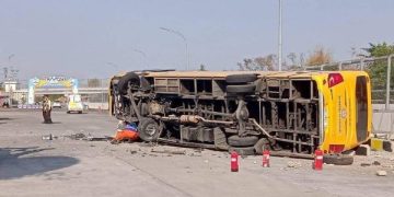 1 Tewas 9 Luka Berat, Bus SMAN Kedungwaru Tulungagung Terguling di Tol . (foto/ist)