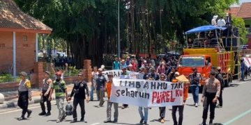 Tambak Udang Rusak Lingkungan di Masa Bupati Ipin, Warga Trenggalek Geruduk Pendopo. (foto/Bacaini)