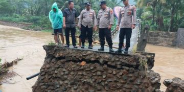 Hujan Deras di Trenggalek Putuskan Jembatan Penghubung 2 Dusun. (foto/Bacaini)
