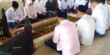 Beda Perhatian Kaesang Pangarep di Pilkada Blitar dan Kediri. Tampak Kaesang saat berziarah ke Makam Bung Karno (foto/ist)