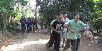 Fenomena Kampung TikTok, Warga Rame-rame Live untuk Buru Saweran. (foto: tangkapan layar Youtube)