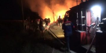 Kebakaran Pabrik Helm di Jombang Telan Kerugian Rp 1,4 M. (foto/Bacaini)