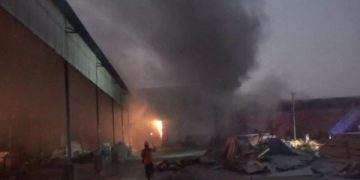 Kebakaran Ludeskan Pabrik Pakan Ternak di Jombang, Kerugian Ditaksir Ratusan Juta. (foto/Bacaini)