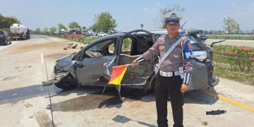 Pikap Pecah Ban di Tol Jomo KM 794 Hantam Mobilio, 5 Terluka. (foto/Bacaini)