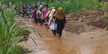Pipa PDAM di Trenggalek Bocor Akibatkan Tanah Longsor. (foto/Bacaini)