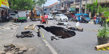 Heboh Lubang Misterius di Jalan Raya Kota Malang, Pertanda Apa?. (foto/Bacaini)