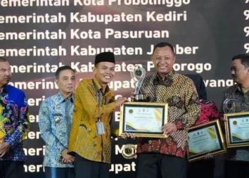 Pemkab Kediri Terima Penghargaan Terbaik Keterbukaan Informasi Publik. Foto : Dok. Pemkab Kediri