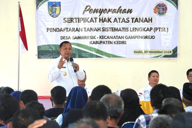 Bagikan PTSL di Dua Desa, Pemkab Kediri Sampaikan Tiga Pesan. Foto : Dok. Pemkab Kediri