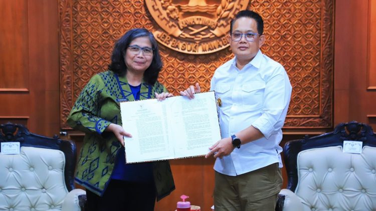 Zanariah Terima SK Perpanjangan Masa Jabatan Pj Wali Kota Kediri