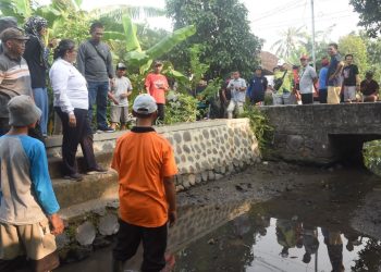 Antisipasi Bencana di Musim Penghujan, Pj Wali Kota Kediri Tinjau Kerja Bakti di Kelurahan. Foto : Dok. Pemkot Kediri