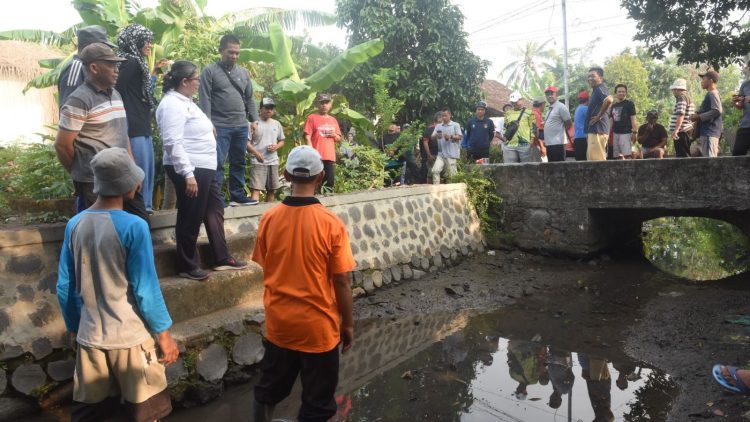 Antisipasi Bencana di Musim Penghujan, Pj Wali Kota Kediri Tinjau Kerja Bakti di Kelurahan