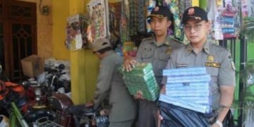 Satpol PP Jombang Buru Rokok Ilegal di Warung Pedesaan