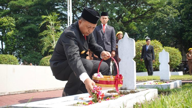 Gelar Ziarah dan Tabur Bunga, Pemkab Kediri Ajak Warga Teladani Sikap Kepahlawanan