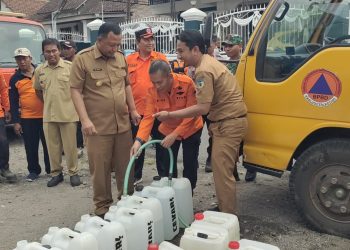 Kesulitan Air Bersih Akibat Saluran Air Terdampak Karhutla, Pemkab Kediri Bersama BPBD Jatim Droping Air Bersih. Foto : Bacaini.ID/Jatmiko