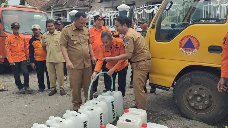 Kesulitan Air Bersih Akibat Saluran Air Terdampak Karhutla, Pemkab Kediri Bersama BPBD Jatim Droping Air Bersih