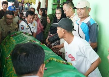 Pj Wali Kota Kediri Datang Ke Rumah Duka Untuk Berbela Sungkawa Atas Kepergian Almarhum Suparno ASN Kota Kediri. Foto : Dok. Pemkot Kediri