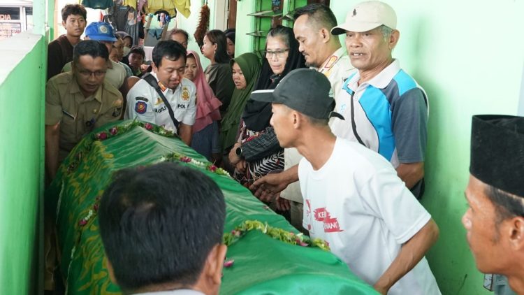 Pj Wali Kota Kediri Datang Ke Rumah Duka Untuk Berbela Sungkawa Atas Kepergian Almarhum Suparno ASN Kota Kediri. Foto : Dok. Pemkot Kediri