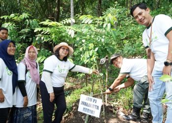 Pj Wali Kota Kediri Tanam Pohon Bersama PLN dan Perhutani, Wujud Nyata Kolaborasi Peduli Lingkungan. Foto : Dok. Pemkot Kediri