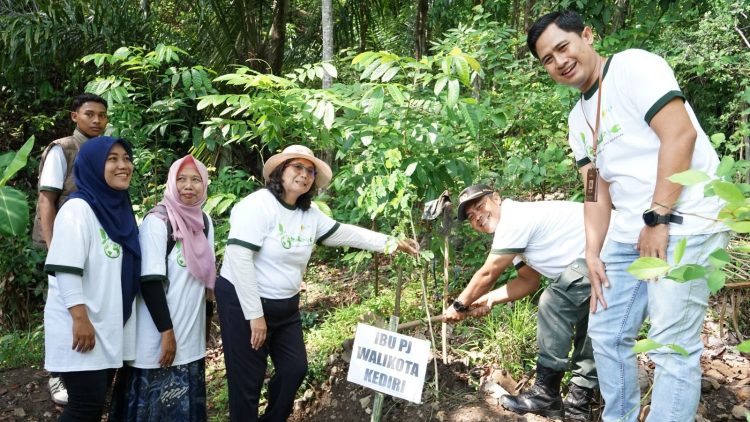 Pj Wali Kota Kediri Tanam Pohon Bersama PLN dan Perhutani, Wujud Nyata Kolaborasi Peduli Lingkungan. Foto : Dok. Pemkot Kediri