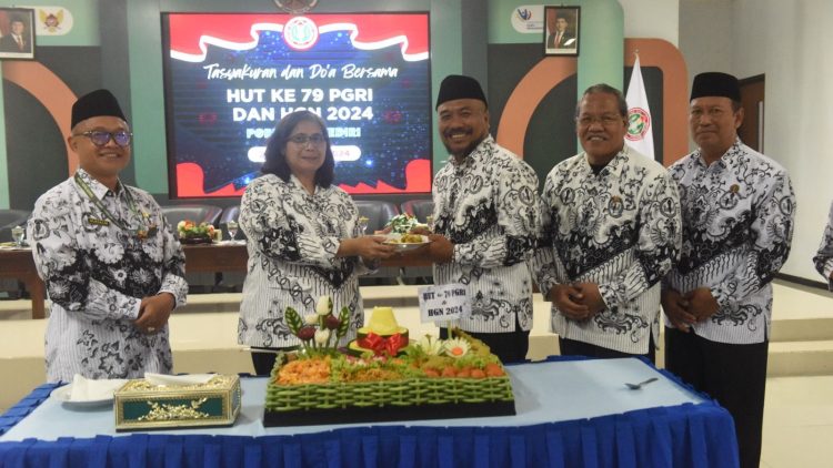 Pj Wali Kota Kediri Harap PGRI Kota Kediri Semakin Solid Dalam Memajukan Mutu Pendidikan. Foto : Dok. Pemkot Kediri