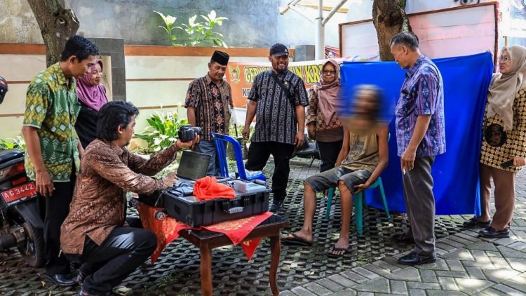 Pemkot Kediri Jemput Bola Layani Perekaman KTP-el bagi ODGJ. Foto : Dok. Pemkot Kediri