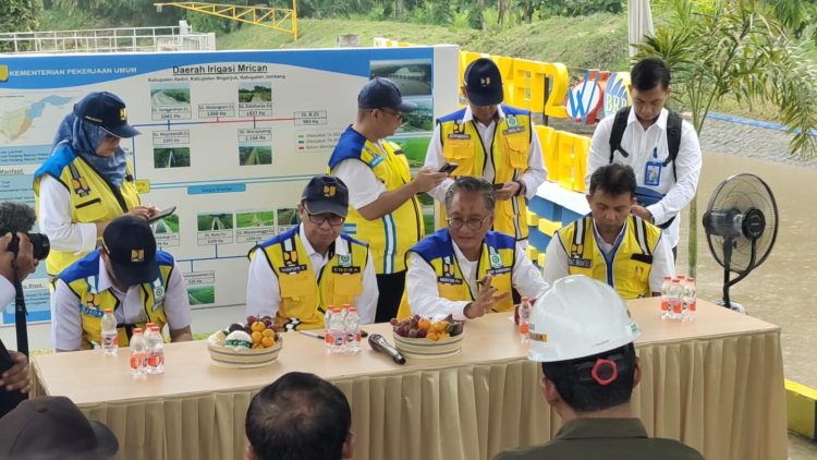 Wujudkan Asta Cita Presiden, Tentang Swasembada Pangan, Menteri PU Tuntaskan Rehabilitasi Daerah Irigasi. Foto : Bacaini.ID