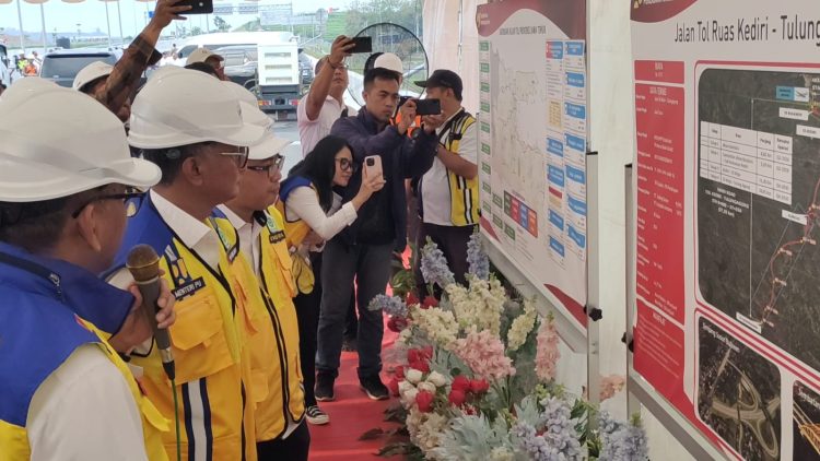 Menteri Pekerjaan Umum Tinjau Pembangunan Akses Tol Bandara Kediri. Foto : Bacaini.ID