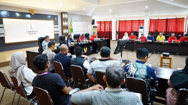 Terpilih Jadi Tuan Rumah Gebyar HATERI Ke-39, Pj Wali Kota Kediri Zanariah Buka Rapat Koordinasi Persiapan. Foto : Dok. Pemkot Kediri