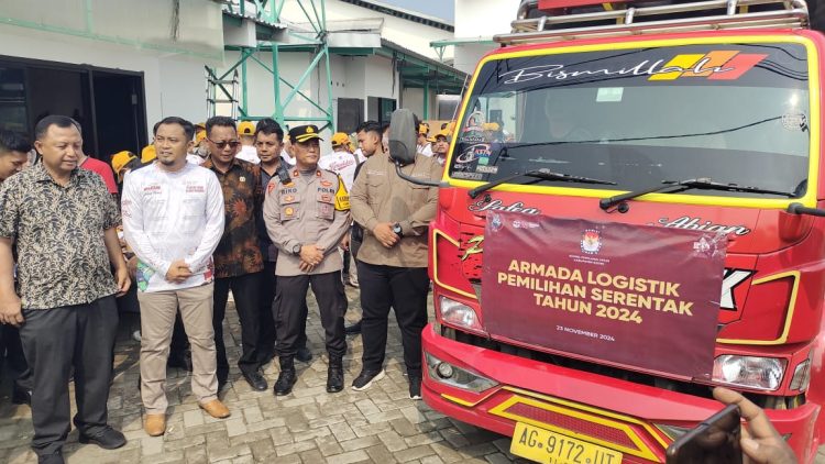 Pelepasan armada pengangkut logistik dari Gudang KPU. Foto : bacaini.ID/A.K Jatmiko