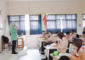 Proses pembelajaran di SMA Dharma Wanita 1 Pare. Foto : Bacaini.ID/Ist