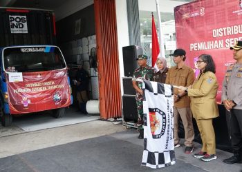Pj Wali Kota Kediri Bersama Forkopimda Kota Kediri Lakukan Pengecekan dan Berangkatkan Distribusi Logistik Pemilu 2024