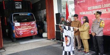 Pj Wali Kota Kediri Bersama Forkopimda Kota Kediri Lakukan Pengecekan dan Berangkatkan Distribusi Logistik Pemilu 2024. Foto : Dok. Pemkot Kediri