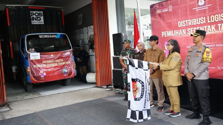Pj Wali Kota Kediri Bersama Forkopimda Kota Kediri Lakukan Pengecekan dan Berangkatkan Distribusi Logistik Pemilu 2024