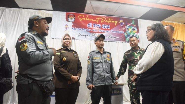Pj Wali Kota Kediri Bersama Forkopimda Cek Kesiapan TPS, Pastikan Siap Gelar Pilkada Serentak. Foto : 
Dok. Pemkot Kediri