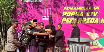 Kirab Api Abadi POPDA XIV di Bangkalan Ingatkan Sejarah Ganefo Bung Karno. (foto/Bacaini)