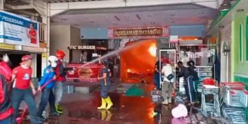 Kebakaran Swalayan KDS Situbondo Sulit Dipadamkan Gegara Damkar Rusak. (foto/Bacaini)
