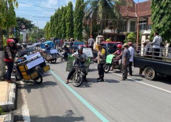 Usai Kampak, Giliran Warga Munjungan Trenggalek Tuntut Perbaikan Jalan Rusak